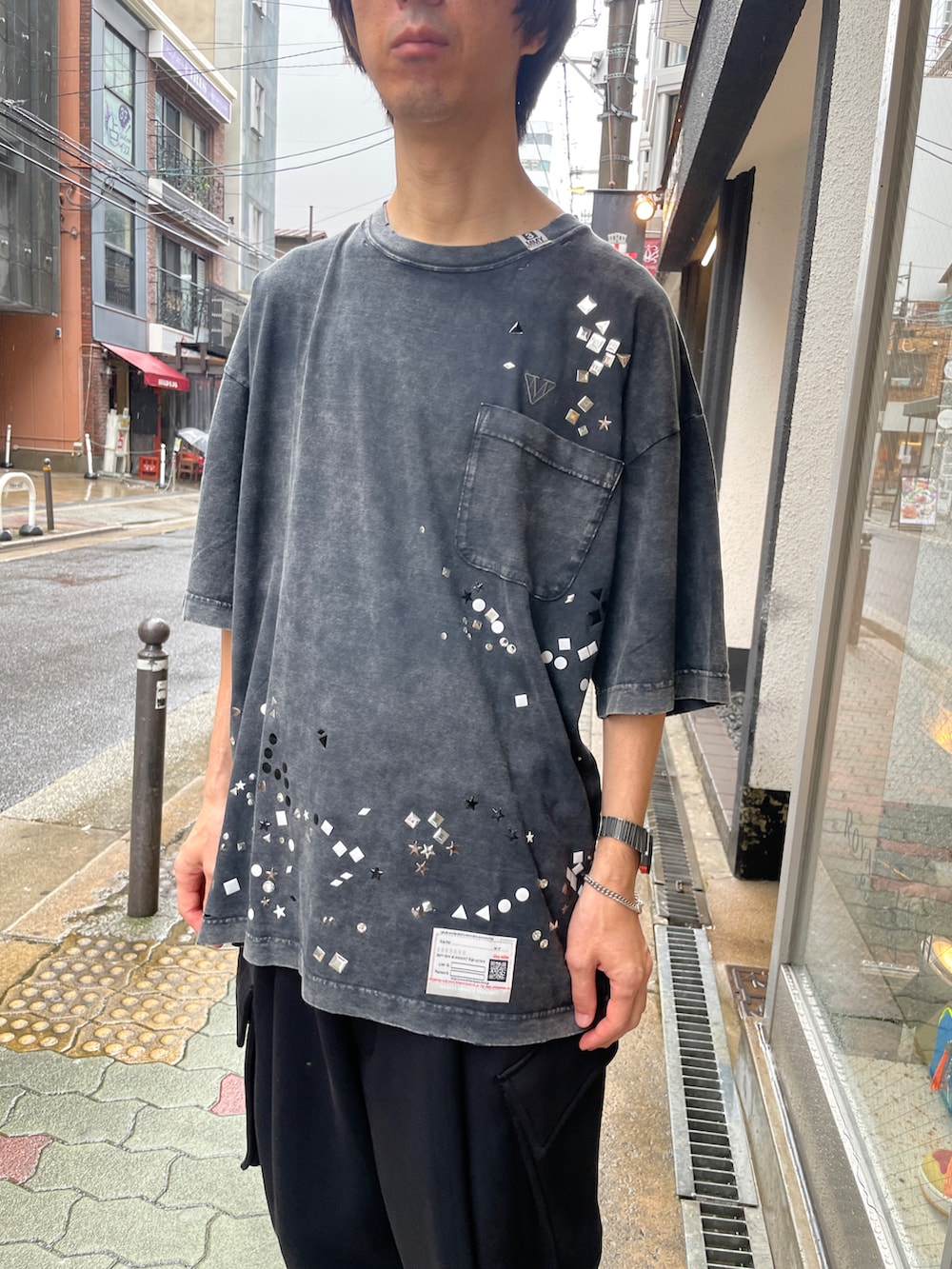 ブラック系のTシャツ/カットソー、ブラック系のパンツ、ブラック系のスニーカーを着用したメンズの夏コーディネートの4枚目の写真