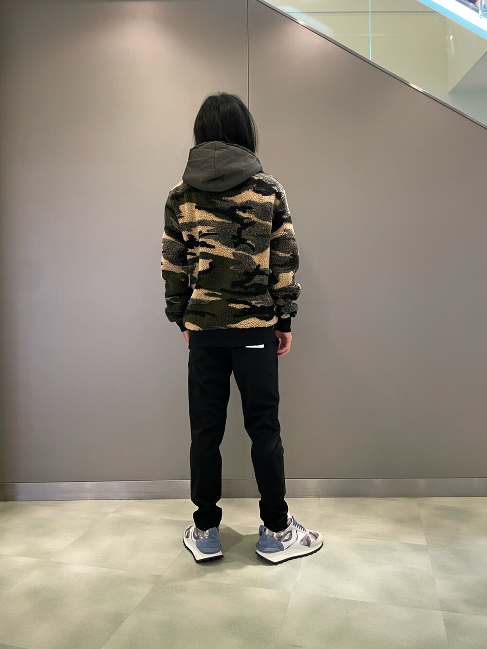 その他のジャケット/アウター、ブラック系のスラックス、グレー系のスニーカーを着用したメンズの夏コーディネートの2枚目の写真