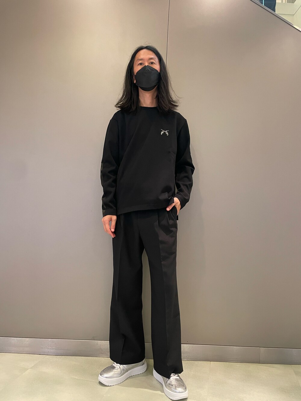 「roarguns、ロンT、メッシュ、キラキラ、ワンポイント、スラックス、ラッドミュージシャン、2STAR、シルバーシューズ、ブラックコーデ、シンプル、カジュアル、きれいめカジュアル、オトナカジュアル、ootd」｜「roargunsのアイテム（Tシャツ/カットソー、ブラック系）」を使った、おかださん（メンズ・176cm）の夏コーディネートの2枚目の写真