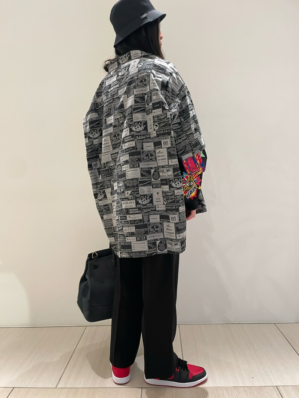 ブラック系のその他アウター、ブラック系のシャツ/ブラウス、ブラック系のハットを着用したメンズの冬コーディネートの2枚目の写真