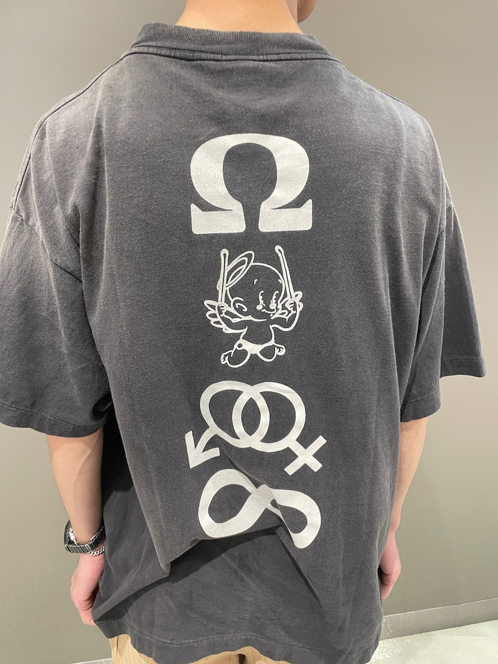 ブラック系のTシャツ/カットソー、ベージュ系のパンツ、ブラック系のスニーカーを着用したメンズの夏コーディネートの4枚目の写真