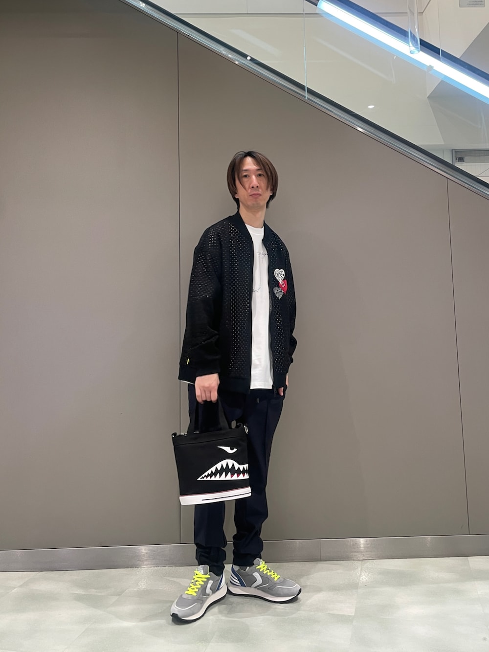 ホワイト系のTシャツ/カットソー、ブラック系のブルゾン、ブラック系のショルダーバッグを着用したメンズの春コーディネートの2枚目の写真