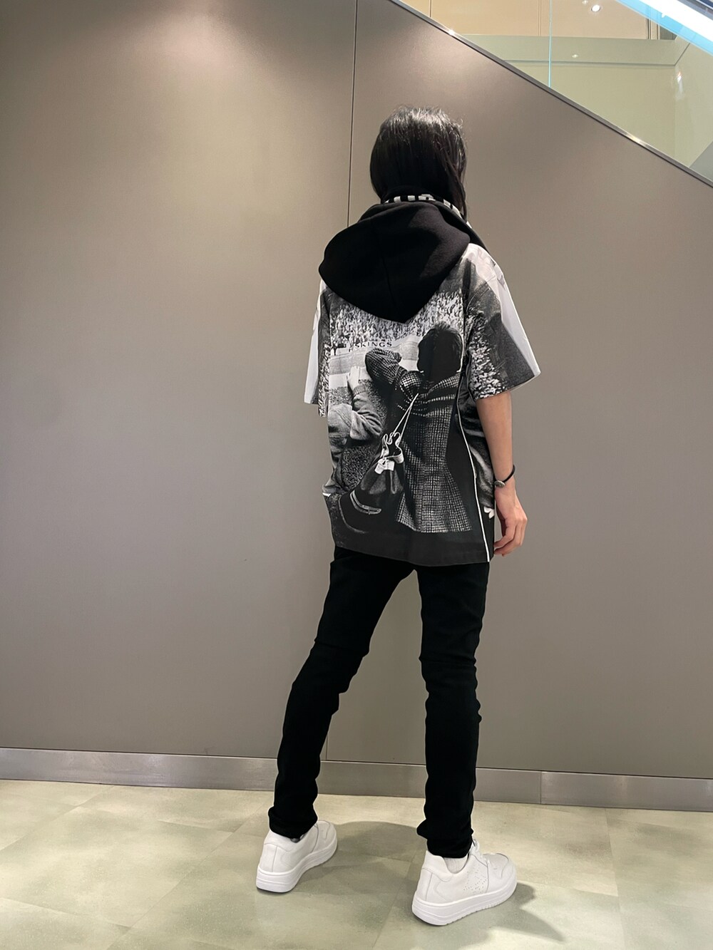 ホワイト系のTシャツ/カットソー、ブラック系のパンツ、ホワイト系のスニーカーを着用したメンズの夏コーディネートの2枚目の写真