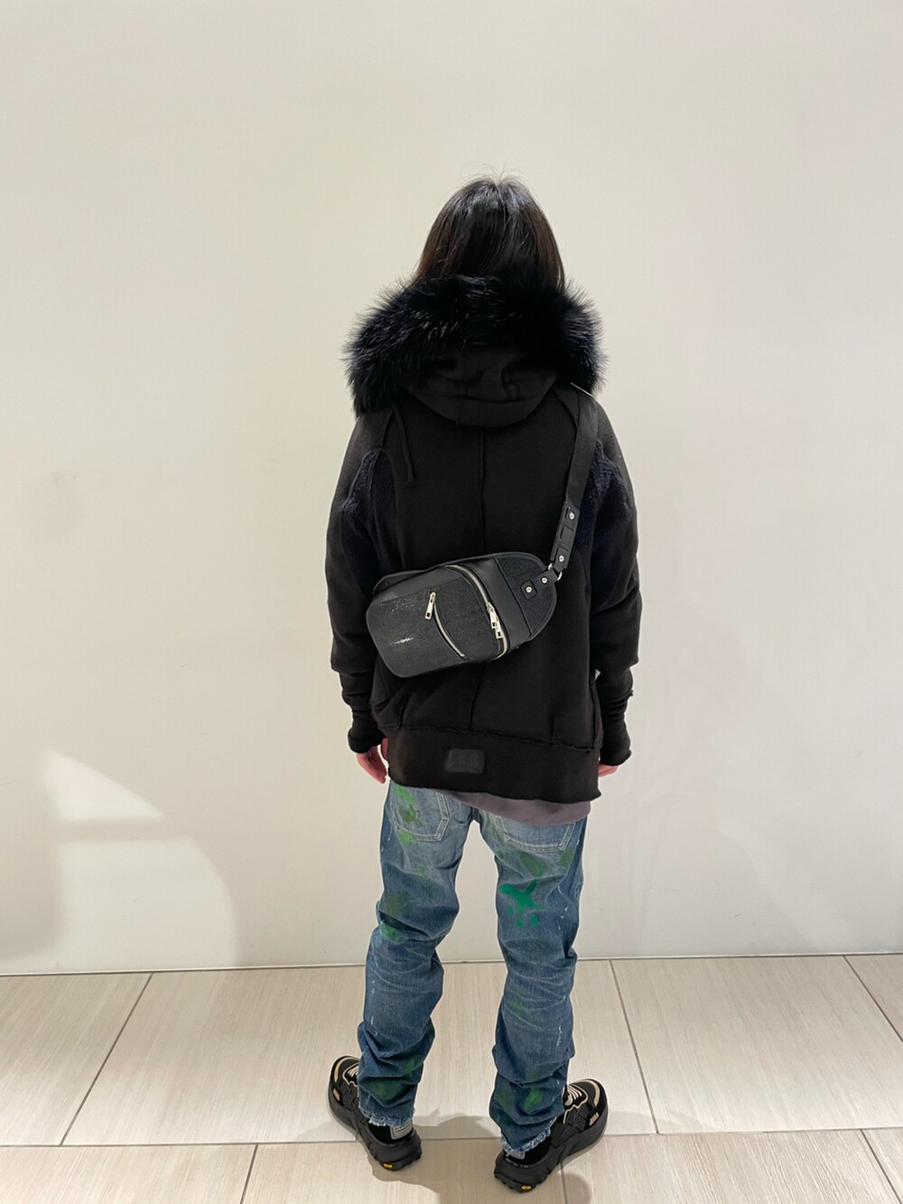 グレー系のトップス、ブラック系のその他アウター、ブルー系のデニムパンツを着用したメンズの冬コーディネートの2枚目の写真