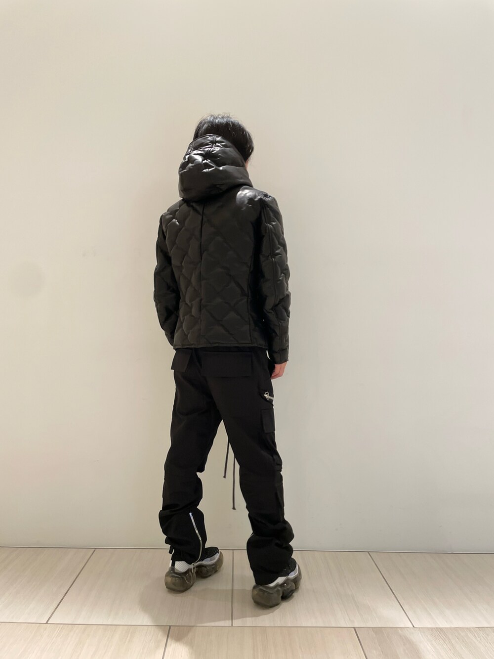 ブラック系のジャケット/アウター、ブラック系のカーゴパンツ、ブラック系のスニーカーを着用したメンズの秋コーディネートの3枚目の写真