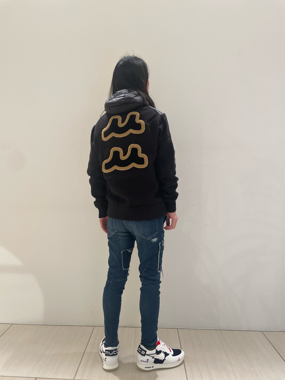 ブラック系のブルゾン、その他のデニムパンツ、ホワイト系のスニーカーを着用したメンズの冬コーディネートの2枚目の写真