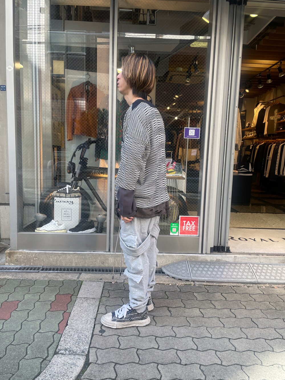 ホワイト系のシャツ/ブラウス、グレー系のTシャツ/カットソー、グレー系のスウェットパンツを着用したメンズの春コーディネートの2枚目の写真