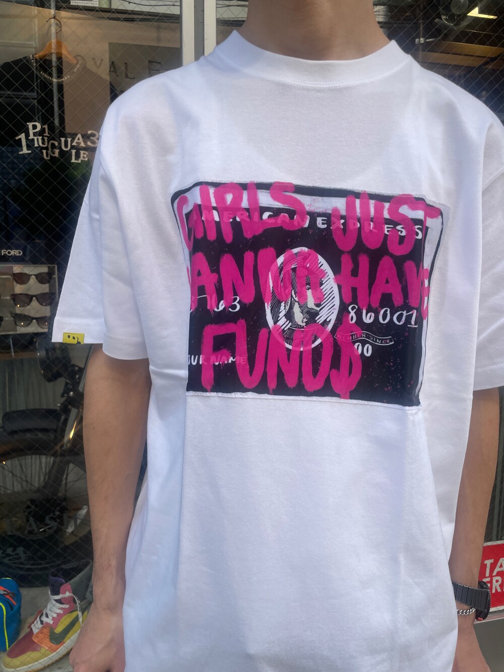 ホワイト系のTシャツ/カットソー、ブラック系のパンツ、ブラック系のスニーカーを着用したメンズの夏コーディネートの5枚目の写真