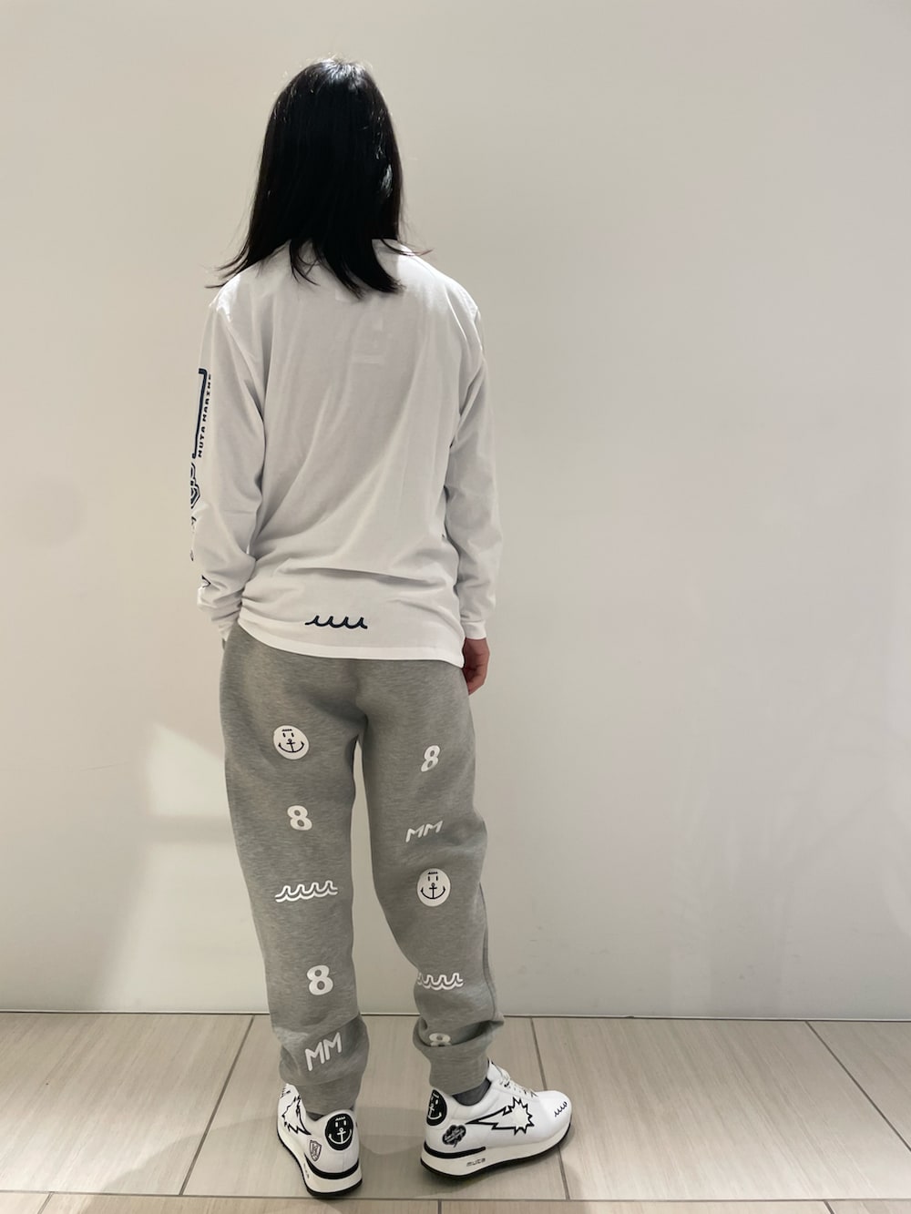 ホワイト系のTシャツ/カットソー、グレー系のその他パンツ、ホワイト系のスニーカーを着用したメンズの冬コーディネートの4枚目の写真