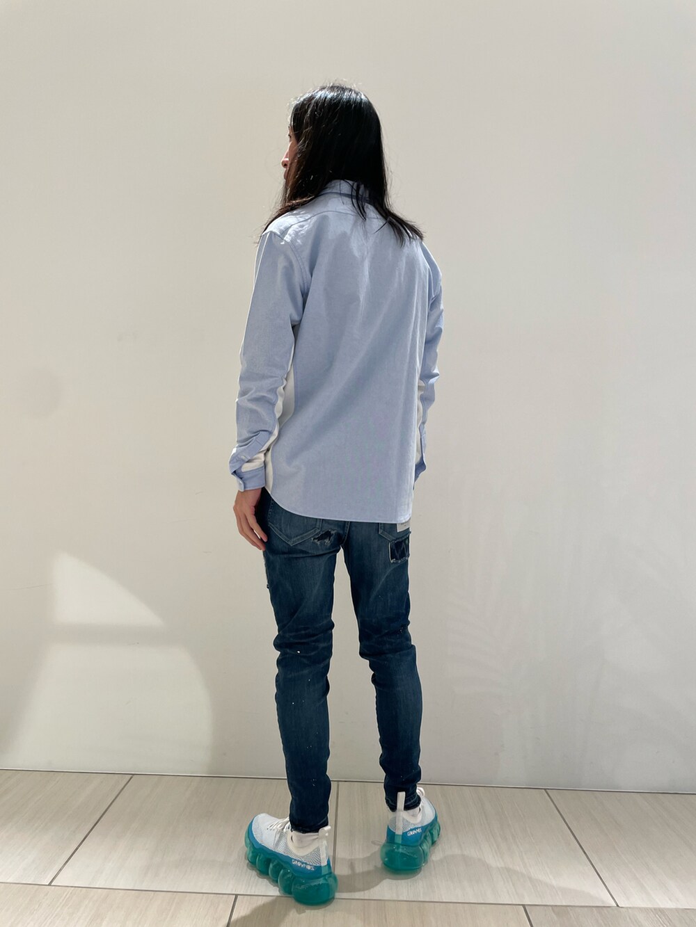 その他のシャツ/ブラウス、その他のパンツ、ブルー系のスニーカーを着用したメンズの冬コーディネートの2枚目の写真