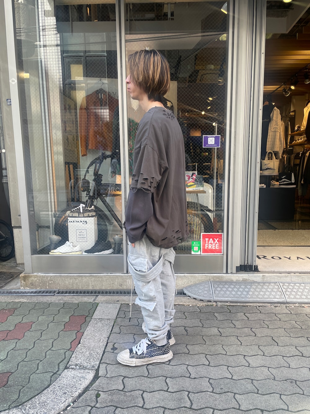 グレー系のTシャツ/カットソー、グレー系のスウェットパンツ、ブラック系のスニーカーを着用したメンズの春コーディネートの2枚目の写真