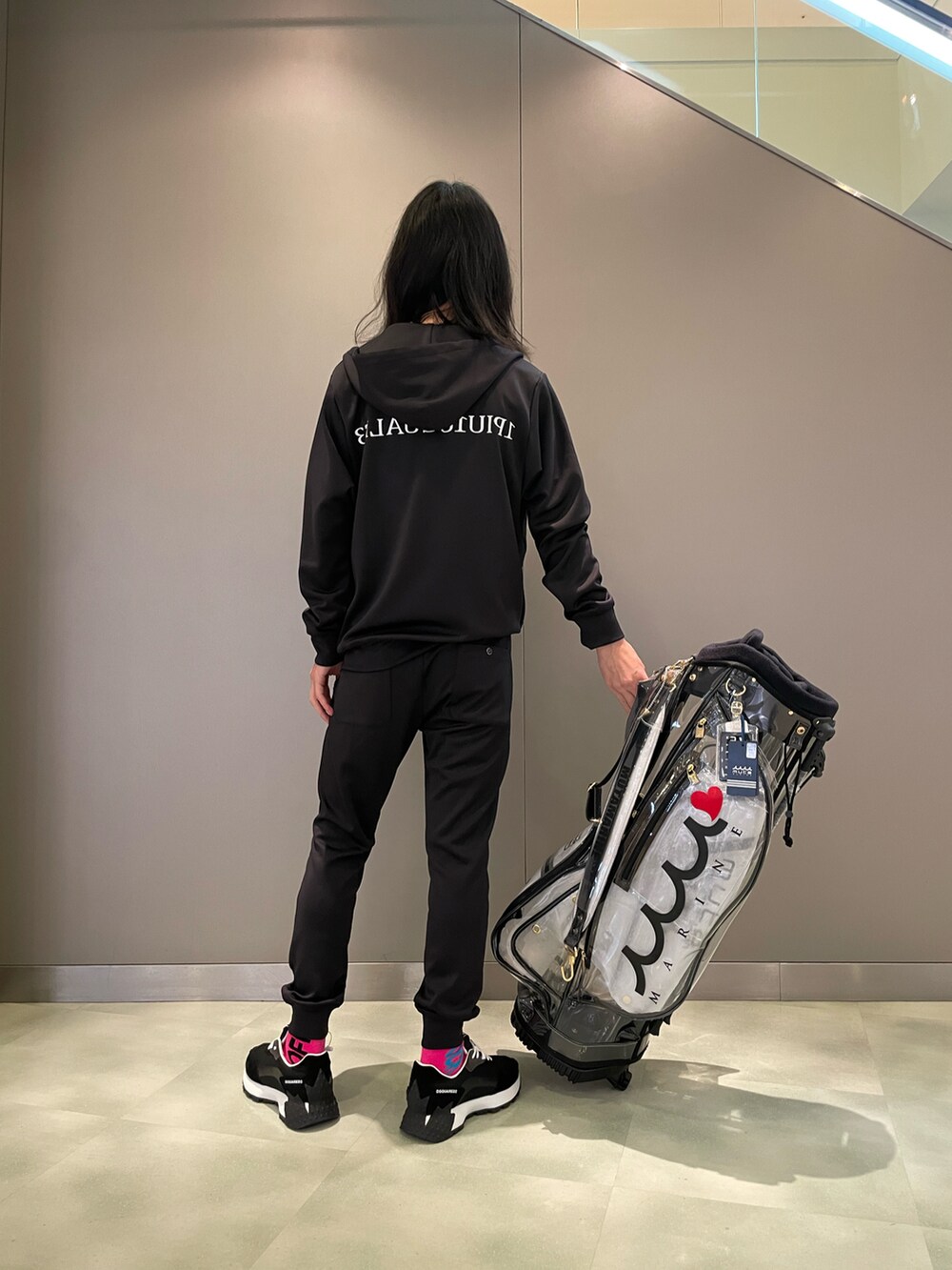 ブラック系のパーカー、ブラック系のパンツ、ブラック系のスニーカーを着用したメンズの夏コーディネートの2枚目の写真