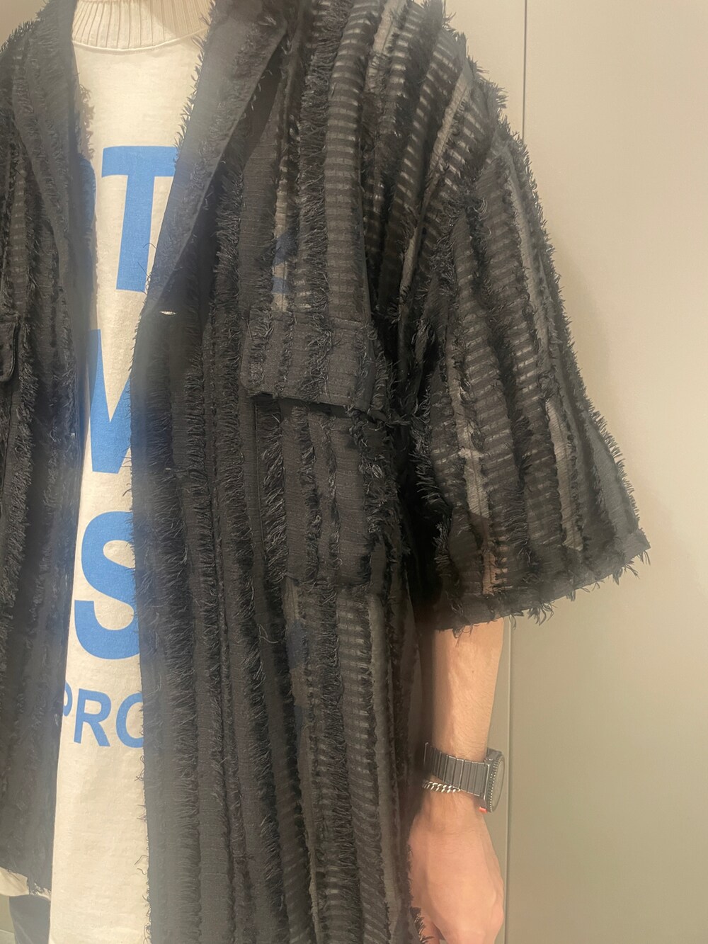 ブラック系のシャツ/ブラウス、ホワイト系のTシャツ/カットソー、ブラック系のその他パンツを着用したメンズの夏コーディネートの4枚目の写真