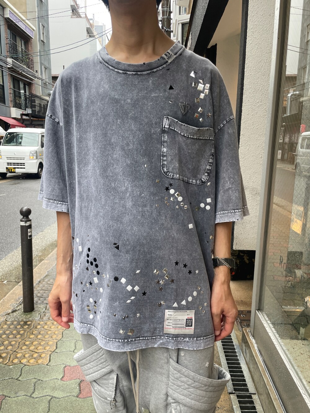 グレー系のTシャツ/カットソー、グレー系のスウェットパンツ、ブラック系のスニーカーを着用したメンズの夏コーディネートの4枚目の写真