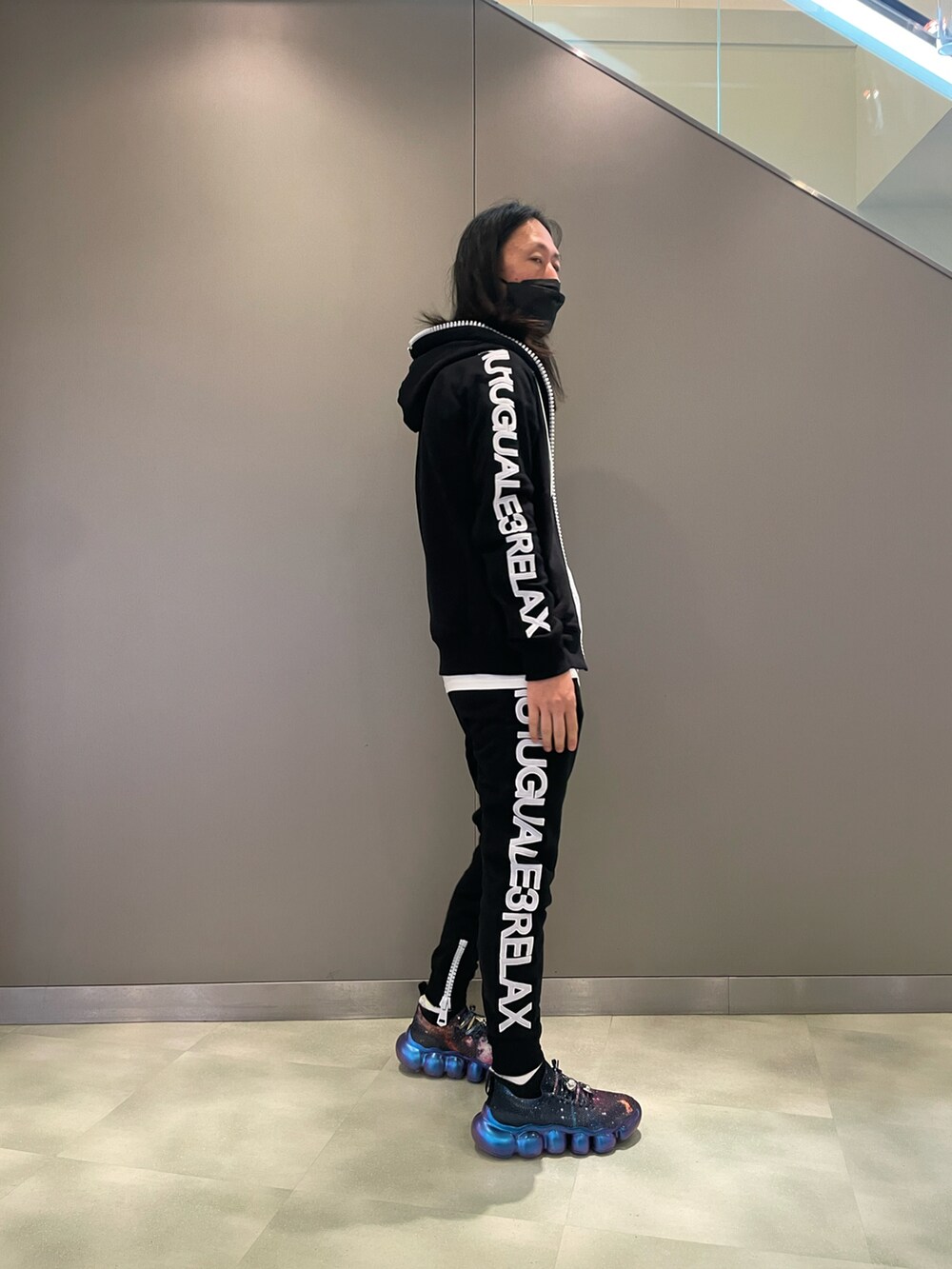 ブラック系のパーカー、ホワイト系のTシャツ/カットソー、ブラック系のスウェットパンツを着用したメンズの夏コーディネートの3枚目の写真