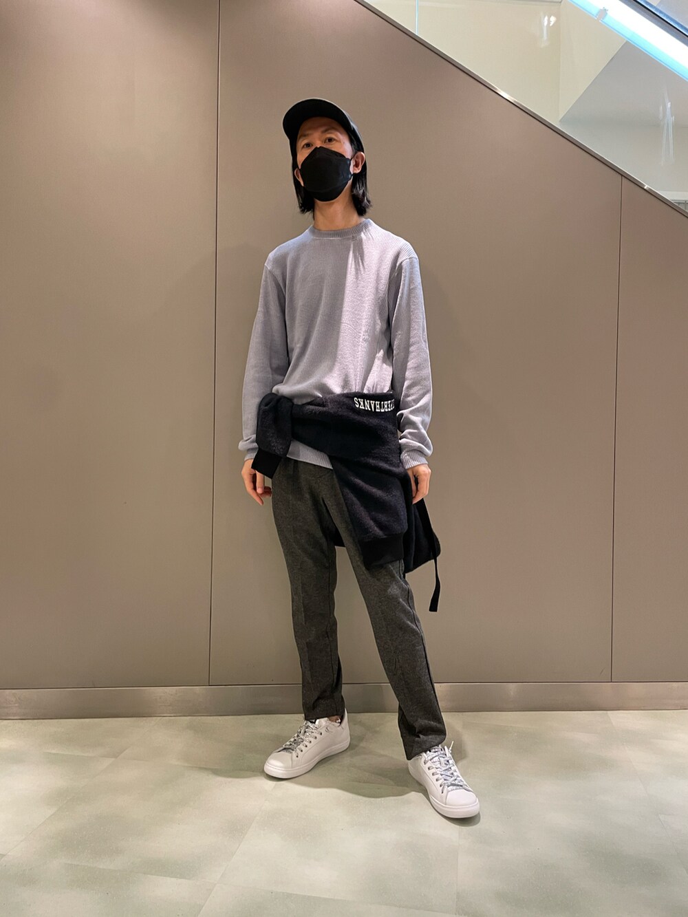 パープル系のニット/セーター、ホワイト系のパーカー、ホワイト系のスニーカーを着用したメンズの秋コーディネートの2枚目の写真