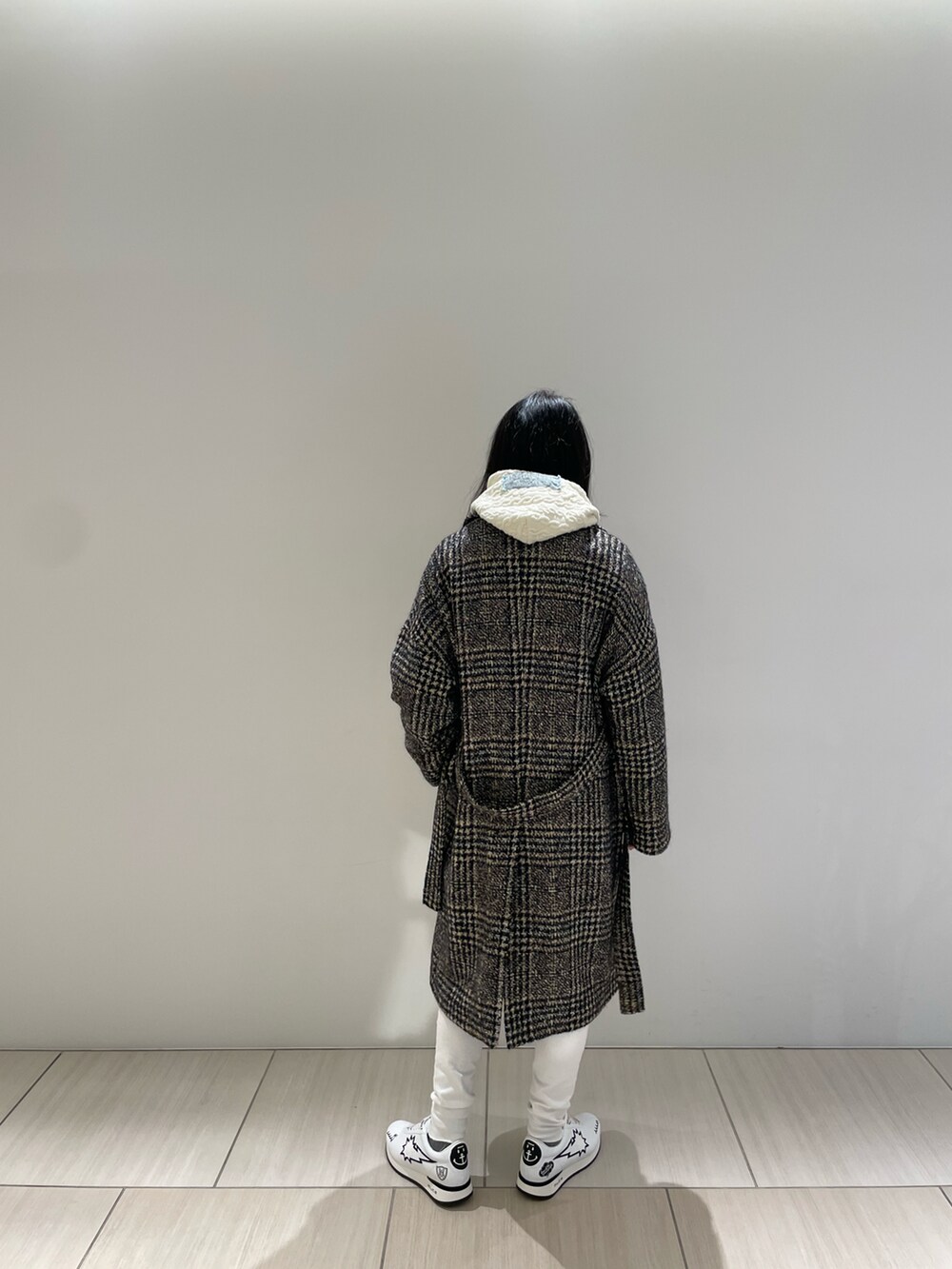 ブラック系のジャケット/アウター、ホワイト系のパーカー、ホワイト系のデニムパンツを着用したメンズの冬コーディネートの2枚目の写真