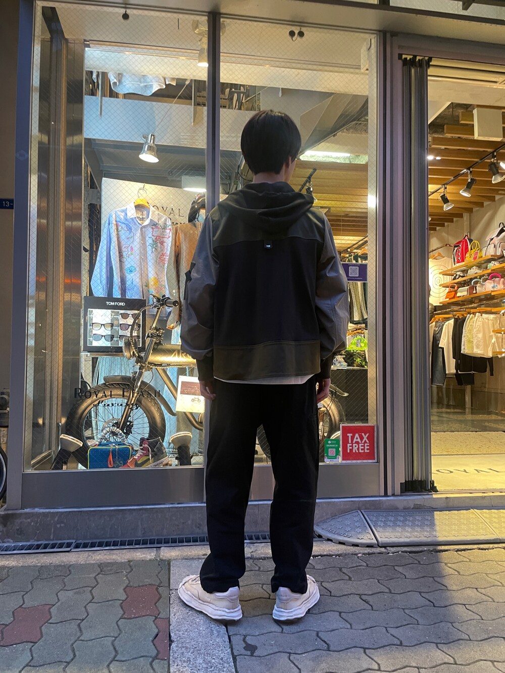 ホワイト系のTシャツ/カットソー、ホワイト系のスニーカー、グリーン系のパーカーを着用したメンズの春コーディネートの2枚目の写真