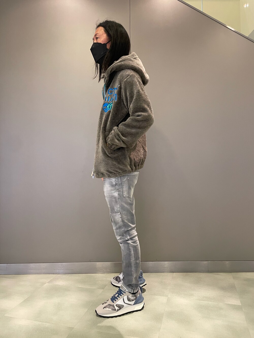 グリーン系のジャケット/アウター、ブルー系のTシャツ/カットソー、グレー系のデニムパンツを着用したメンズの秋コーディネートの2枚目の写真