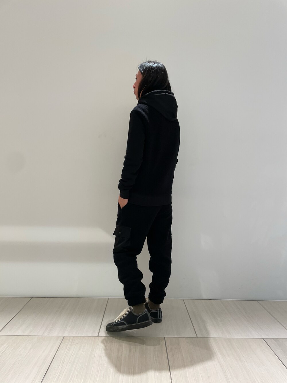 ブラック系のジャケット/アウター、ブラック系のパンツ、ブラック系のスニーカーを着用したメンズの秋コーディネートの2枚目の写真