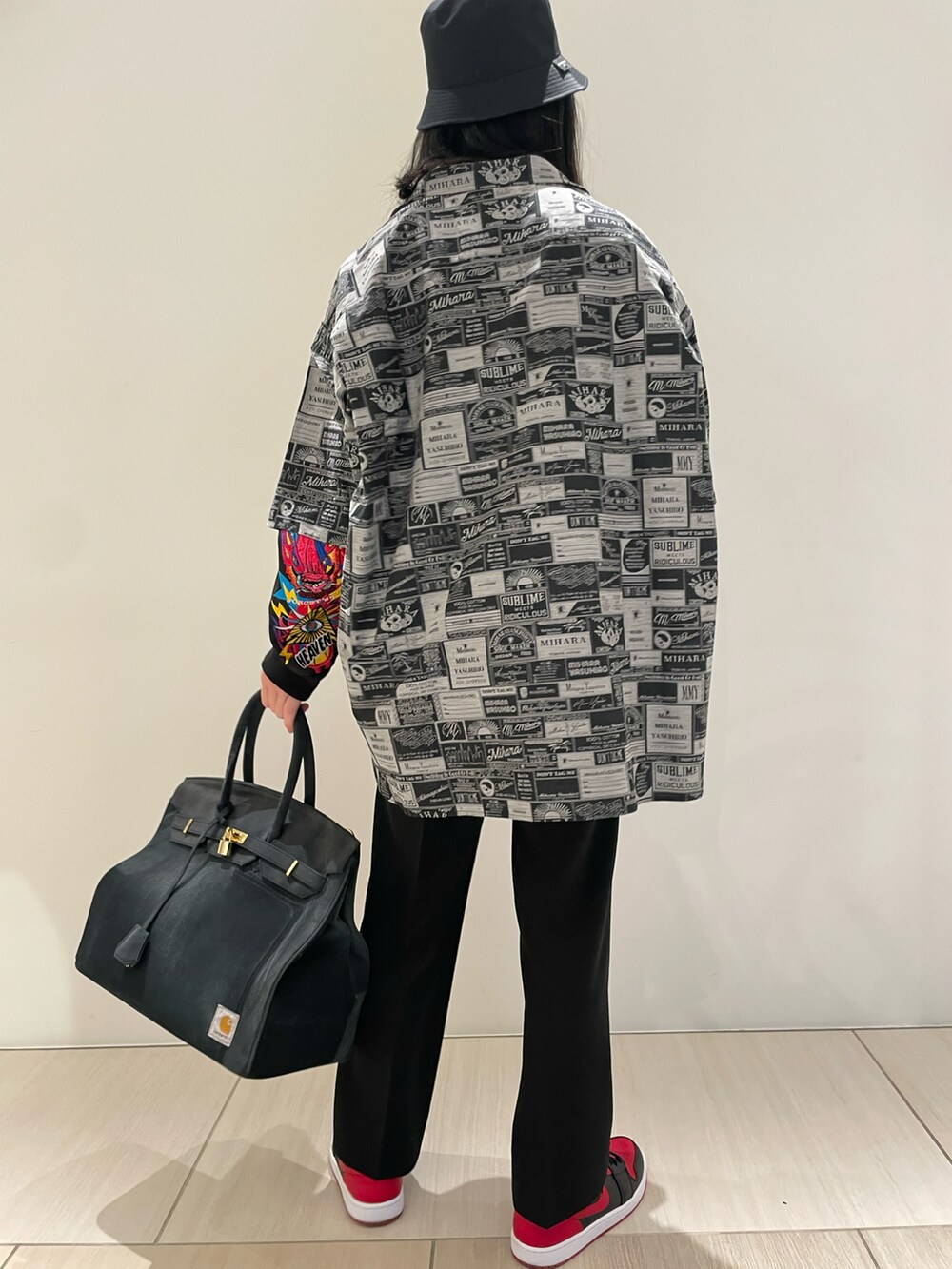 ブラック系のその他アウター、ブラック系のシャツ/ブラウス、ブラック系のハットを着用したメンズの冬コーディネートの3枚目の写真