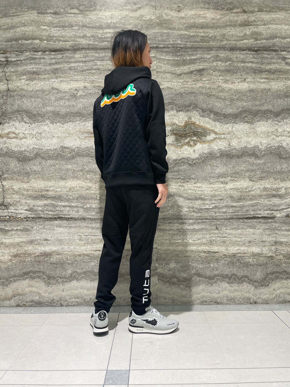 ブラック系のブルゾン、ブラック系のその他パンツ、グレー系のスニーカーを着用したメンズの秋コーディネートの3枚目の写真