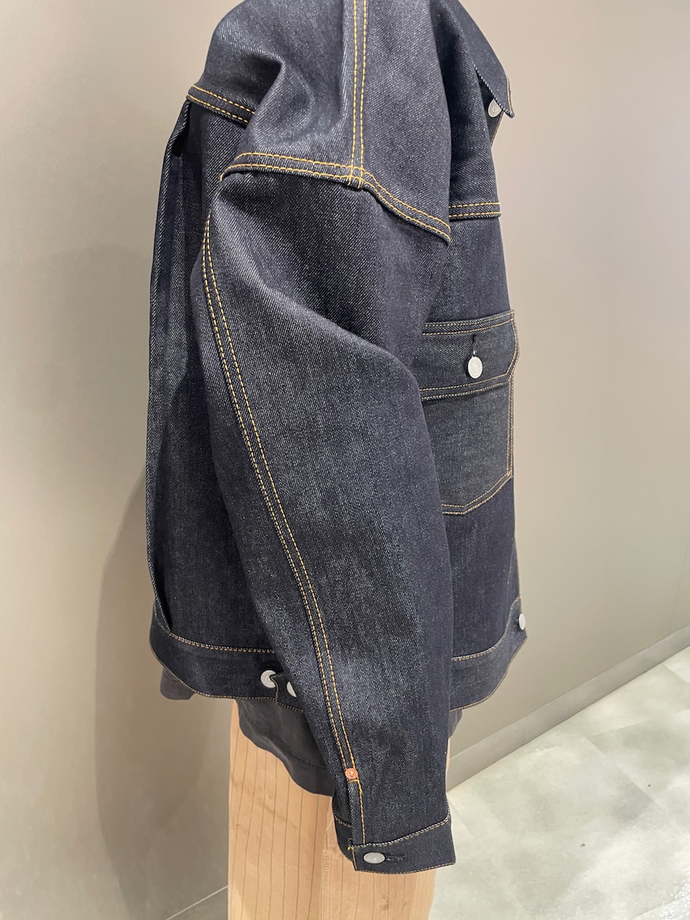 ブラック系のTシャツ/カットソー、ブルー系のその他アウター、ベージュ系のパンツを着用したメンズの夏コーディネートの4枚目の写真