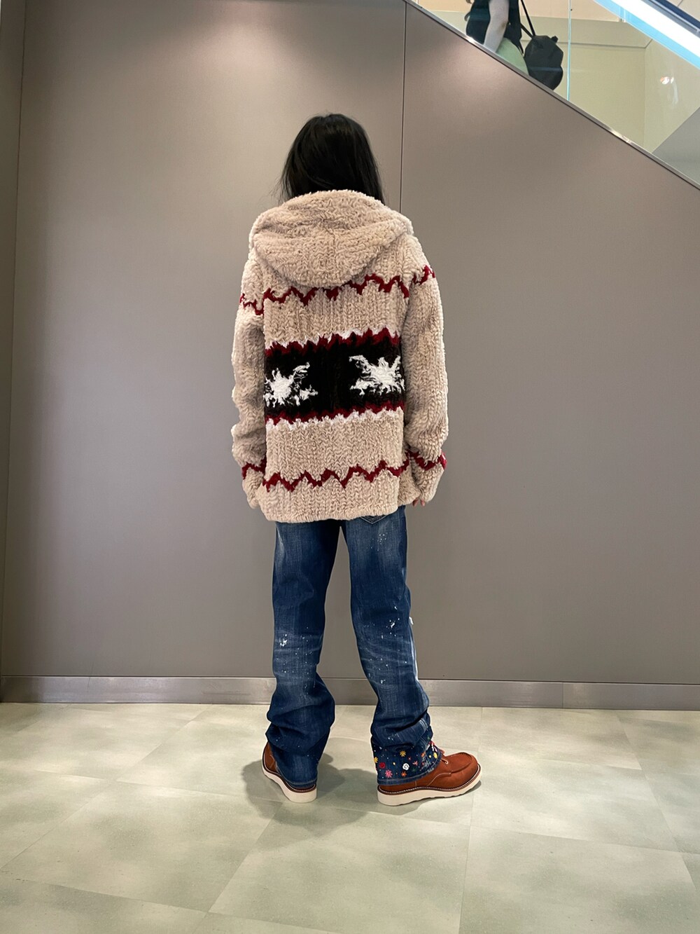 ブラック系のTシャツ/カットソー、ベージュ系のジャケット/アウター、ブルー系のパンツを着用したメンズの秋コーディネートの2枚目の写真