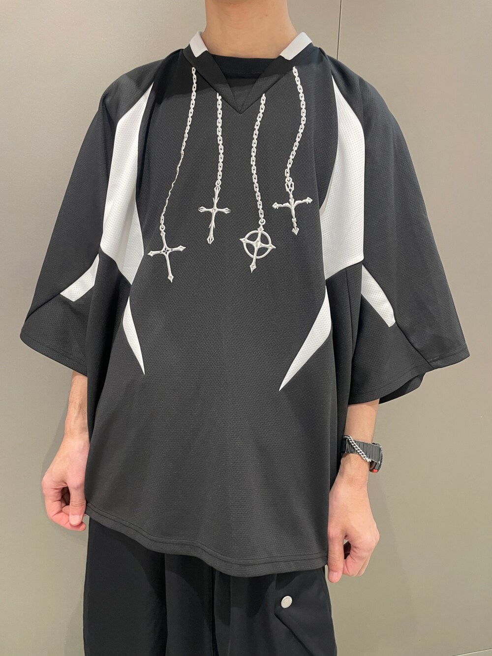 ブラック系のTシャツ/カットソー、ブラック系のパンツ、ホワイト系のスニーカーを着用したメンズの春コーディネートの3枚目の写真