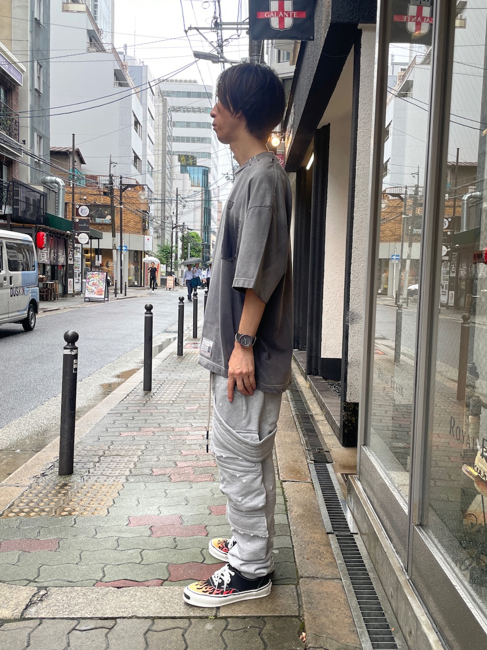 ブラック系のTシャツ/カットソー、グレー系のスウェットパンツ、ブラック系のスニーカーを着用したメンズの夏コーディネートの2枚目の写真