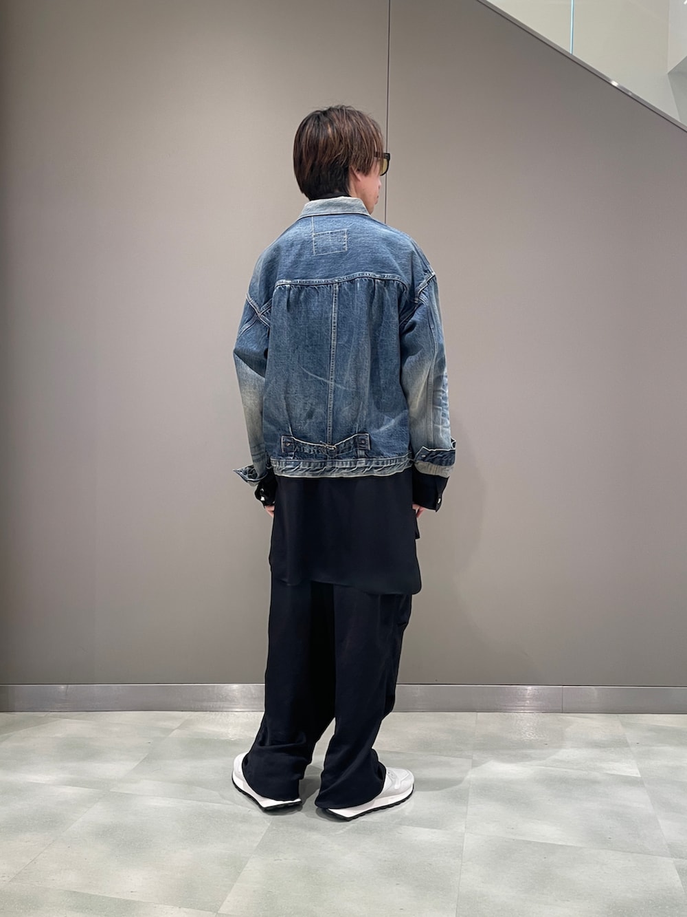 ブラック系のシャツ/ブラウス、ブルー系のデニムジャケット、ブラック系のパンツを着用したメンズの春コーディネートの2枚目の写真