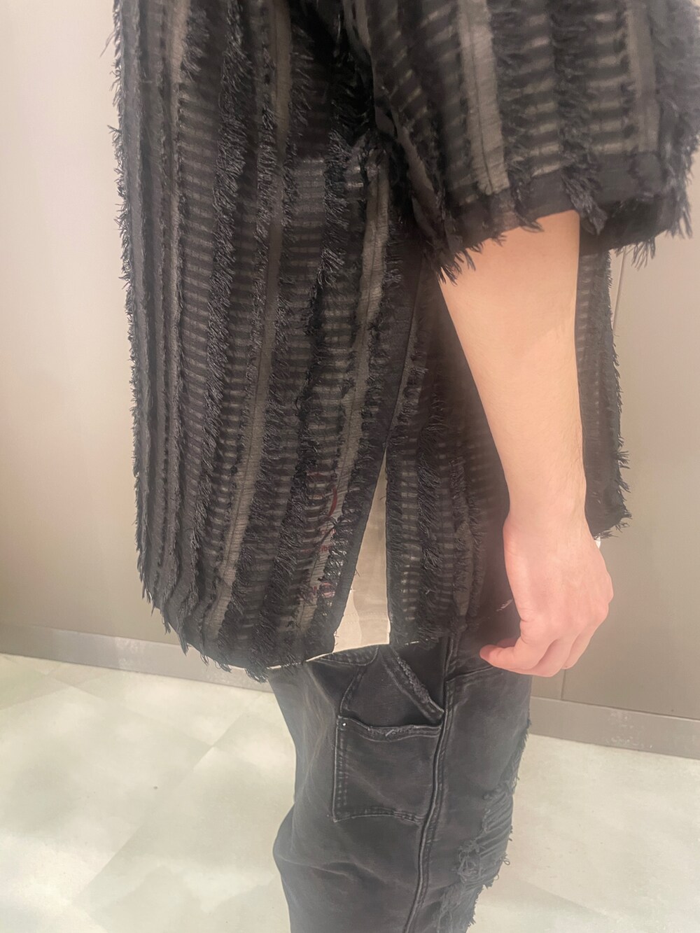 ブラック系のシャツ/ブラウス、ホワイト系のTシャツ/カットソー、ブラック系のその他パンツを着用したメンズの夏コーディネートの5枚目の写真