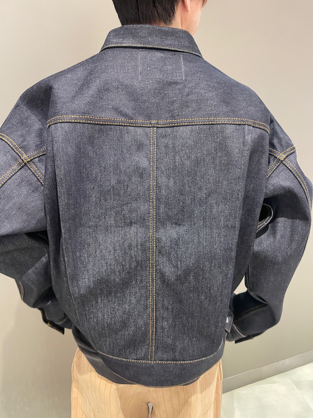 ブラック系のTシャツ/カットソー、ブルー系のその他アウター、ベージュ系のパンツを着用したメンズの夏コーディネートの5枚目の写真