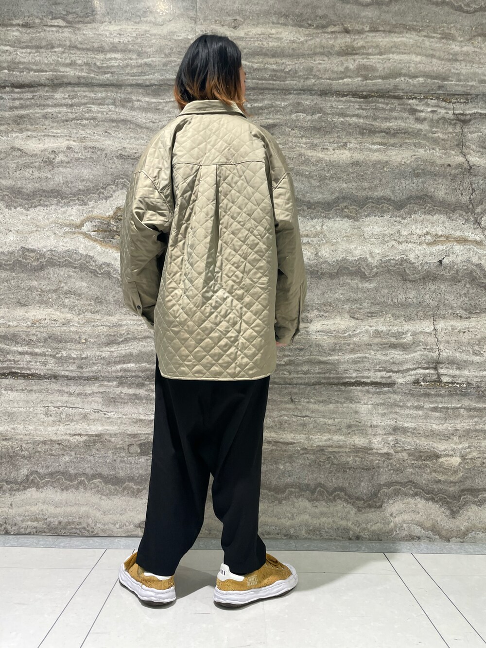 ブルー系のポロシャツ、グリーン系のシャツ/ブラウス、ブラック系のスラックスを着用したメンズの秋コーディネートの3枚目の写真