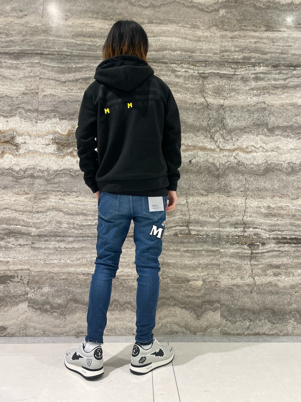 「ファッションを楽しもう、メンズファッション、秋コーデ、シンプル、大人コーデ、カジュアル、秋冬コーデ、Safari、muta、フリースジャケット、デニムパンツ、スニーカー、URBAN SUN、ロンT、サファリ」｜「muta marineのmuta MARINE/ムータ マリン/別注 Fleece Parka/『Safari12月号掲載』（パーカー、ブラック系）」を使った、おかださん（メンズ・176cm）の秋コーディネートの3枚目の写真