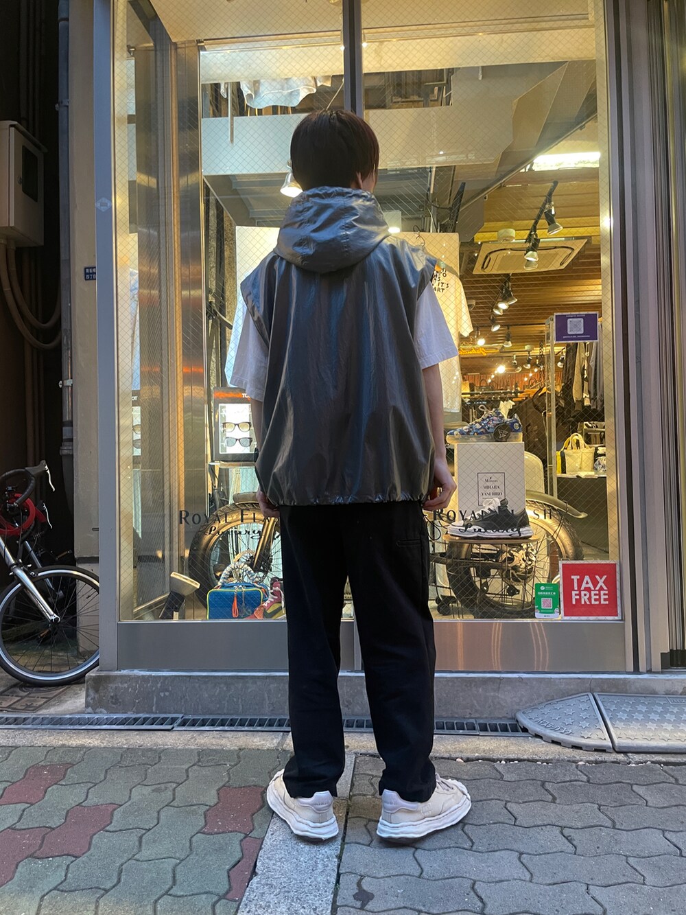 グレー系のその他アウター、ホワイト系のスニーカーを着用したメンズの春コーディネートの2枚目の写真