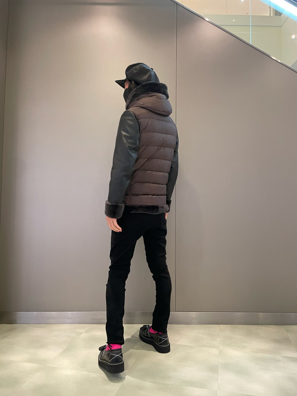 ブラウン系のジャケット/アウター、ブラック系のパンツ、ブラック系のシューズを着用したメンズの秋コーディネートの2枚目の写真