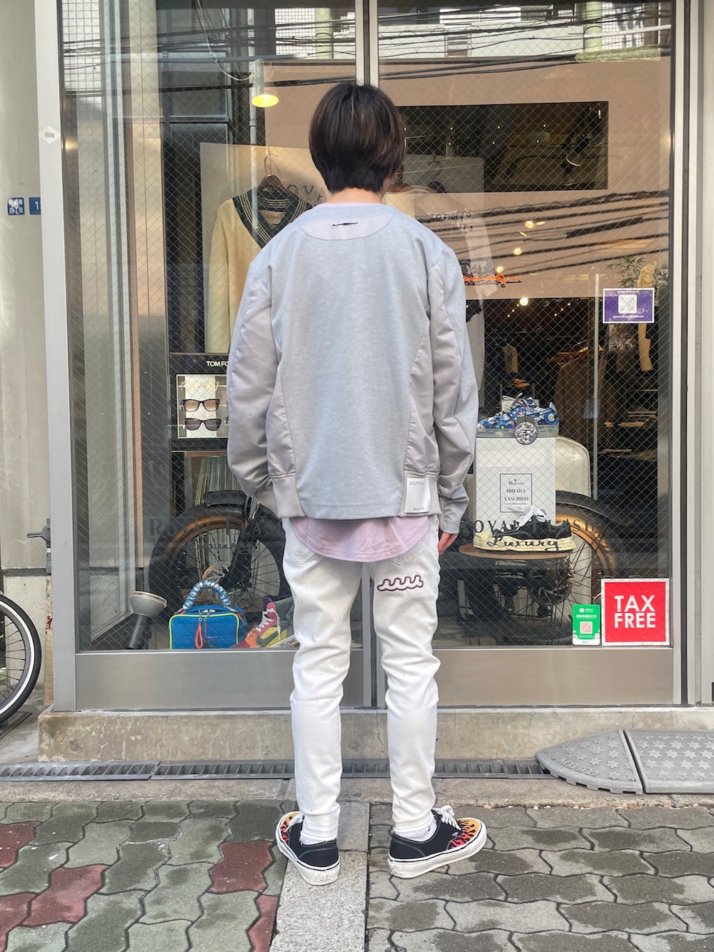 グレー系のカーディガン/ボレロ、ホワイト系のデニムパンツ、ホワイト系のデニムパンツを着用したメンズの夏コーディネートの3枚目の写真