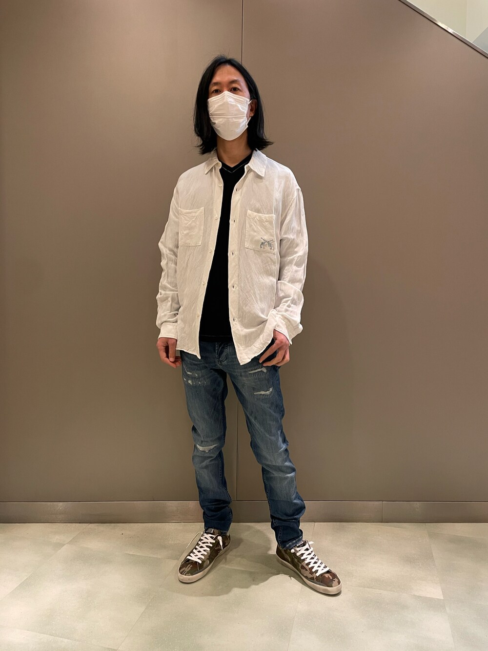 ホワイト系のシャツ/ブラウス、ブラック系のTシャツ/カットソー、ブルー系のデニムパンツを着用したメンズの冬コーディネートの2枚目の写真