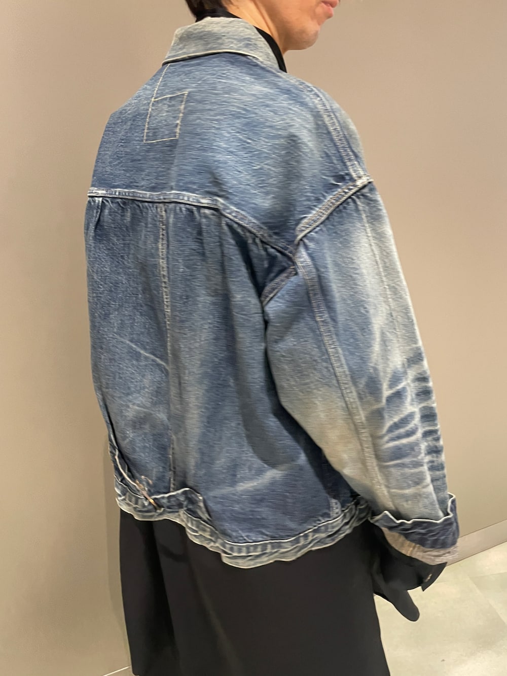 ブラック系のシャツ/ブラウス、ブルー系のデニムジャケット、ブラック系のパンツを着用したメンズの春コーディネートの5枚目の写真