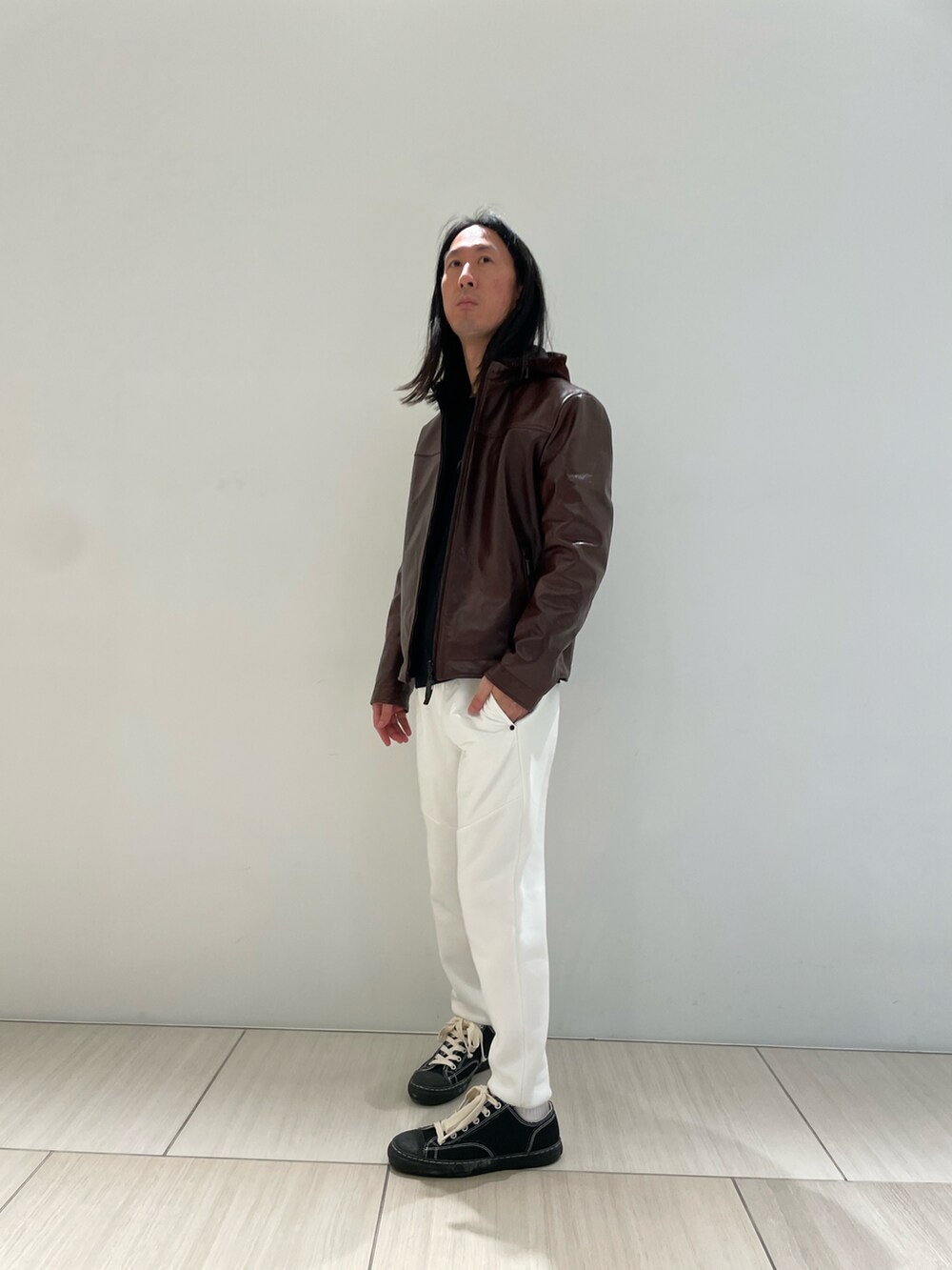 ブラウン系のジャケット/アウター、ブラック系のTシャツ/カットソー、ホワイト系のスウェットパンツを着用したメンズの秋コーディネートの2枚目の写真