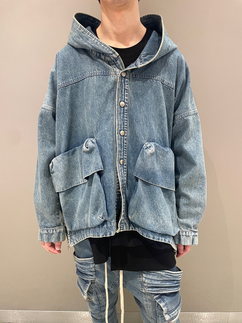 ブルー系のブルゾン、ブルー系のデニムパンツ、ブラック系のブーツを着用したメンズの夏コーディネートの4枚目の写真