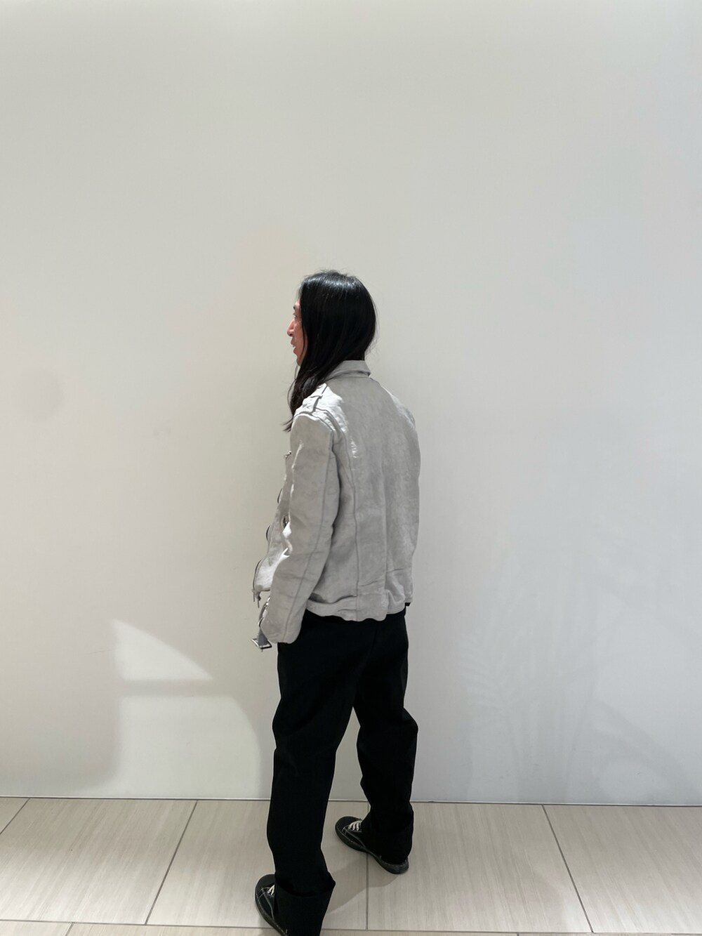 ホワイト系のジャケット/アウター、ホワイト系のTシャツ/カットソー、ブラック系のパンツを着用したメンズの冬コーディネートの2枚目の写真