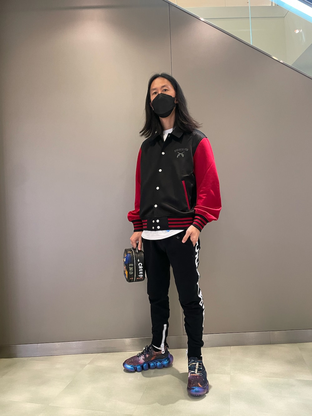 ブラック系のジャケット/アウター、ブラック系のバッグ、ブラック系のスウェットパンツを着用したメンズの夏コーディネートの3枚目の写真