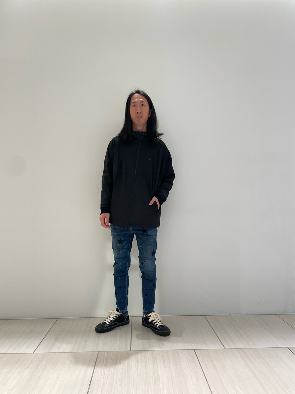 ブラック系のジャケット/アウター、ブルー系のデニムパンツ、ブラック系のスニーカーを着用したメンズの秋コーディネートの4枚目の写真