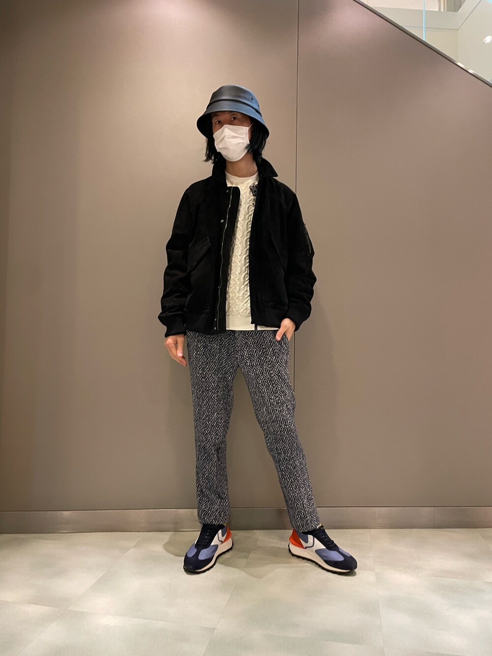 ブラック系のジャケット/アウター、ホワイト系のニット/セーター、ブルー系のその他パンツを着用したメンズの秋コーディネートの2枚目の写真