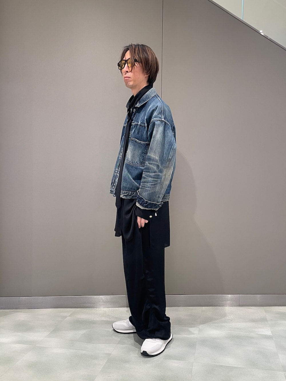 ブラック系のシャツ/ブラウス、ブルー系のデニムジャケット、ブラック系のパンツを着用したメンズの春コーディネートの3枚目の写真