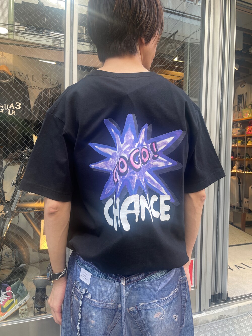 ブラック系のTシャツ/カットソー、ブルー系のパンツ、ブラック系のスニーカーを着用したメンズの夏コーディネートの4枚目の写真