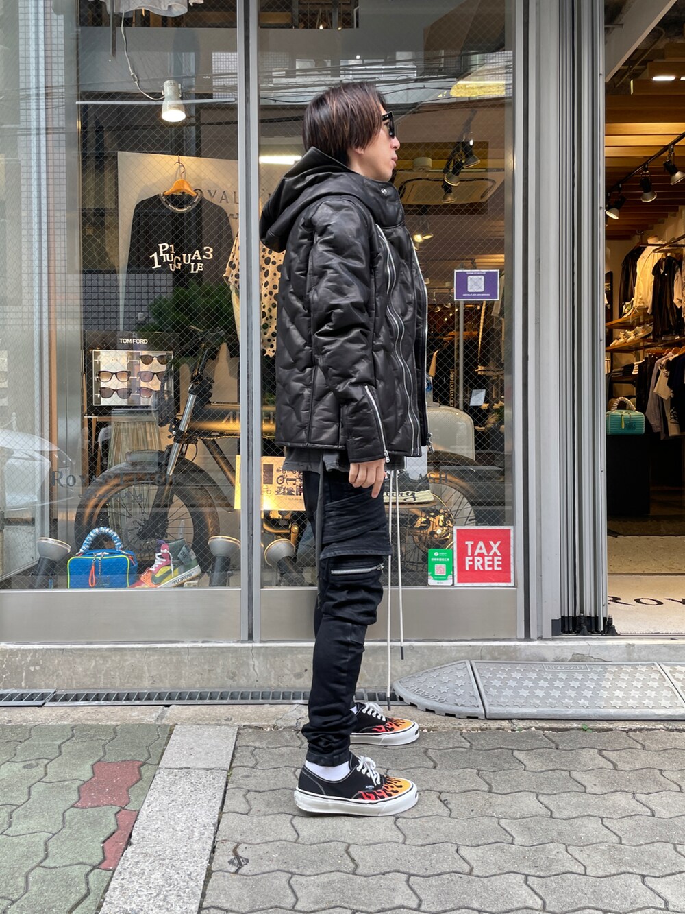 ブラック系のTシャツ/カットソー、ブラック系のジャケット/アウター、ブラック系のカーゴパンツを着用したメンズの夏コーディネートの2枚目の写真