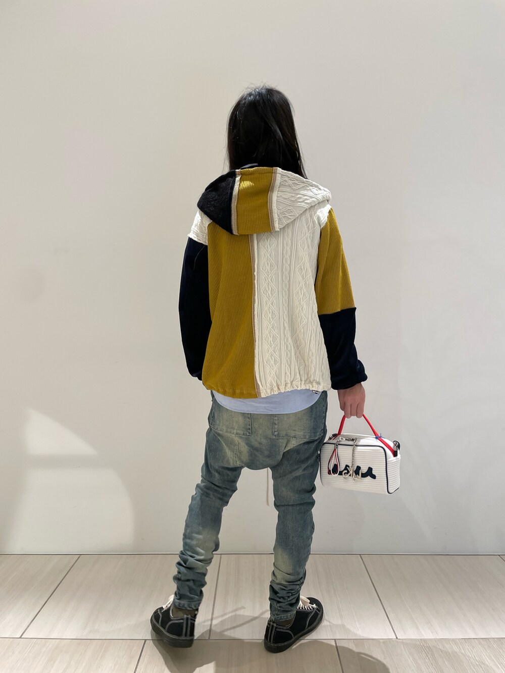 ホワイト系のパーカー、その他のシャツ/ブラウス、ホワイト系のバッグを着用したメンズの冬コーディネートの4枚目の写真